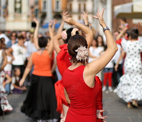 Photo  flamenco dancers expert and Spanish dance with period costumes