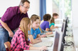 Leinwandbild Motiv Teenager arbeiet in der Schule am Computer