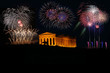 Feuerwerk mit griechischem Tempel an Silvester