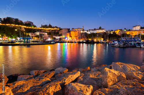 Board z aluminiowym obramowaniem Stare miasto Kaleici w Antalya, Turcja w nocy