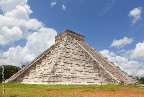 Plakat na papierze fotorealistycznym Piramida chichen itza w Meksyku