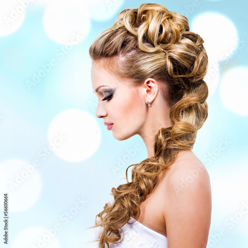 Obraz w ramie Woman with wedding hairstyle