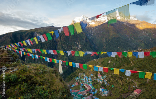 Board z aluminiowym obramowaniem Namche bazar - największa wioska w dolinie khumbu, Nepal