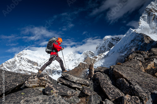 Board z aluminiowym obramowaniem Turysta na wędrówce w Himalajach, dolina khumbu, Nepal