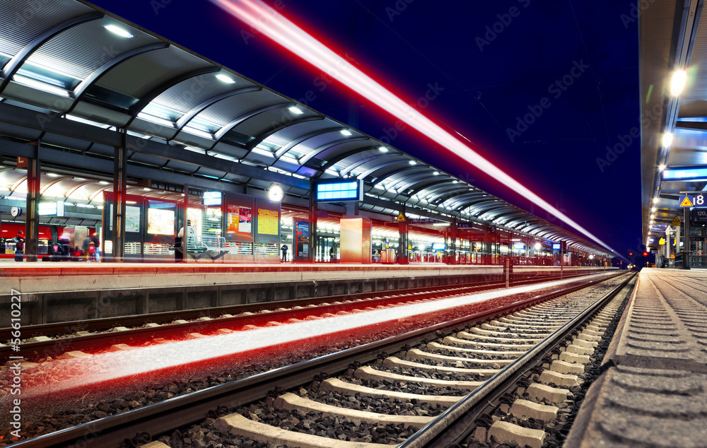 Lichter Lichtspuren Bahnhof nachts - Train Station Speed Lights - obrazy, fototapety, plakaty 