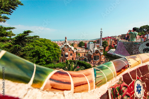 Board z aluminiowym obramowaniem Słynny letni park guell ponad jasne błękitne niebo w barcelona