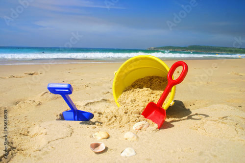 Board z aluminiowym obramowaniem Wiadro plaży dziecka i pik na piaszczystej plaży z muszelek