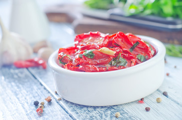 Canvas Print - dry tomatoes with oil and basil