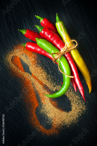 Naklejka samoprzylepna Kolorowe hot chili peppers na tablicy