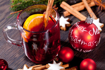 Fototapete - heisser aromatischer glühwein punsch mit orangen und zimt