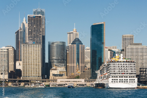 Board z aluminiowym obramowaniem Statek wycieczkowy zacumowany w okrągłym nabrzeżu w Sydney