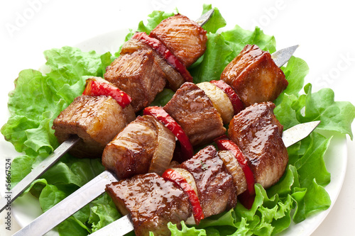 Naklejka samoprzylepna Grillowany kebab (szaszłyk) na rożnie.