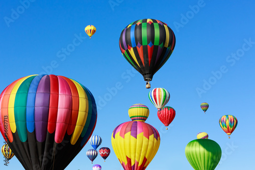 Obraz na płótnie canvas Kolorowe balony na gorące powietrze