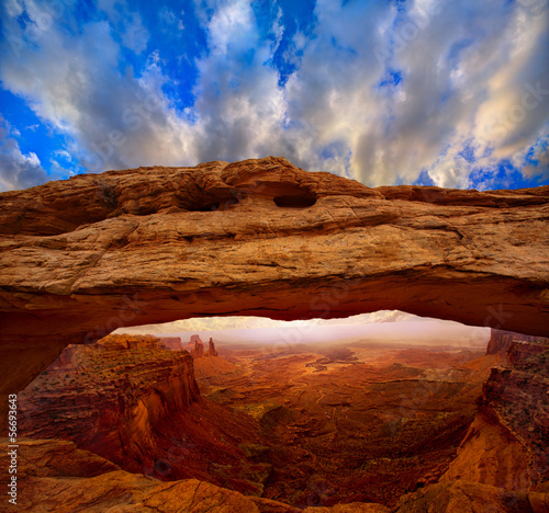 Fotoboard na płycie Mesa łuk w canyonlands parku narodowym Utah usa