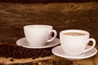 Kaffeetassen und Kaffeebohnen vor altem Holz-Hintergrund