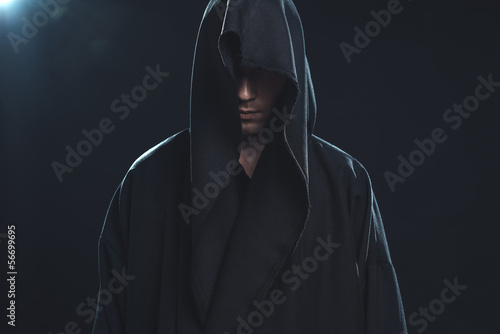 Fotografía Portrait of man in a black robe
