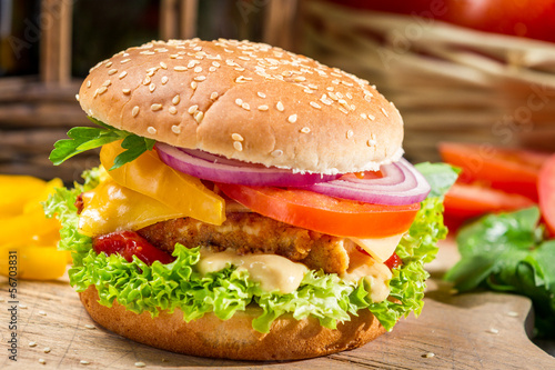 Naklejka samoprzylepna Domowy hamburger z kurczakiem, pomidorem i cebulą