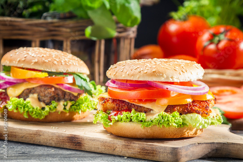 Naklejka samoprzylepna Dwa domowe hamburgery ze świeżych warzyw