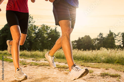 Board z aluminiowym obramowaniem Młoda para jogging w parku