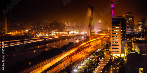 Board z aluminiowym obramowaniem Most w nocy w sao paulo