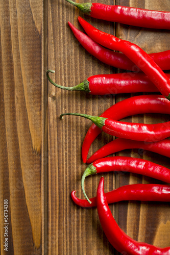 Naklejka samoprzylepna Papryka chili na drewniane tła