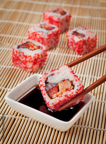 Tapeta ścienna Koncepcja japońskiego jedzenia - sushi i sosu sojowego na macie