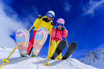 Fototapete - Ski and winter fun - skiers enjoying ski vacation