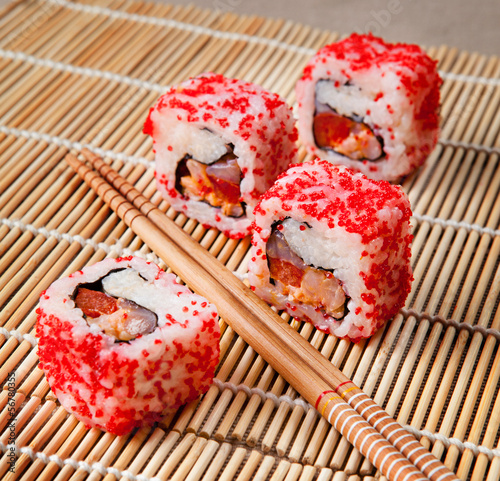 Board z aluminiowym obramowaniem Świeże sushi na macie na stole