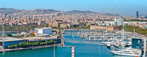 Board z aluminiowym obramowaniem Panoramiczny widok na port w Barcelonie