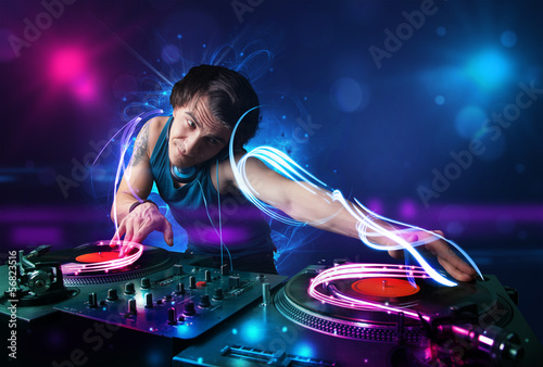 Plakat na papierze fotorealistycznym Disc jockey, grający muzykę z efektami i światłami elektro