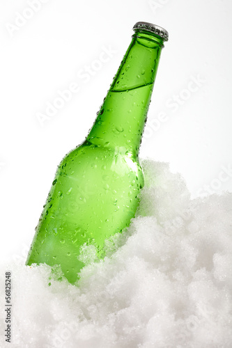 Fototapeta na wymiar beer bottle in snow