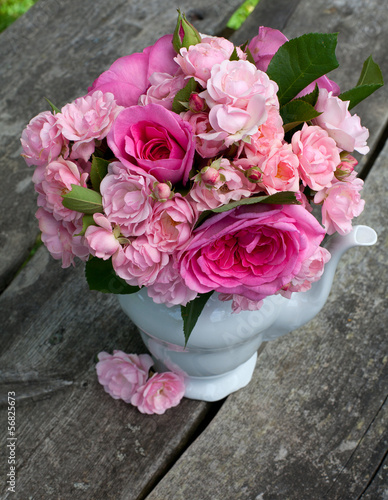 Fototapeta na wymiar bouquet of roses on wooden surface