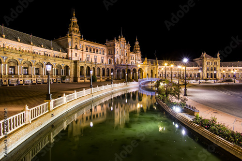 Board z aluminiowym obramowaniem Hiszpański kwadrat (plaza de españa) w Sewilla w nocy, Hiszpania.