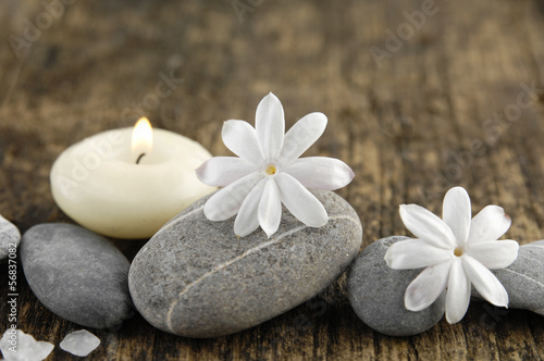 Plakat na zamówienie Białe kwiaty i świeca na szarych kamieniach - ZEN