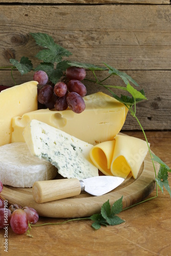 Fotoboard na płycie Sernik (maasdam, roquefort, camembert) i winogrona