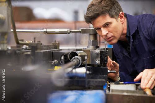 Fotografía Ingeniero de fábrica de funcionamiento hidráulico del tubo Bender