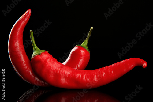 goracy-chili-pieprze-odizolowywajacy-na-czerni