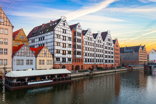 Board z aluminiowym obramowaniem Spichrzowa wyspa nad rzeką Motławą w gdańsku, polska.