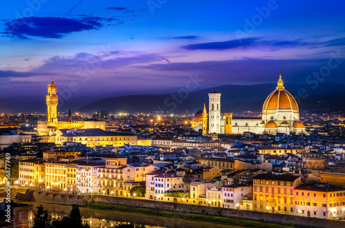 Board z aluminiowym obramowaniem Malowniczy widok Florencji w nocy z piazzale michelangelo