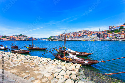 Naklejka samoprzylepna Panoramę porto lub porto, rzekę douro i łodzie. 