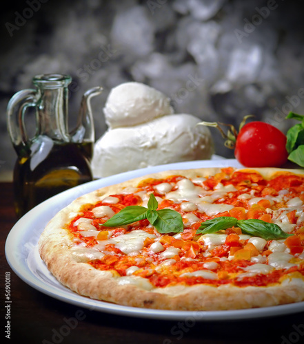 Naklejka samoprzylepna Świeżo upieczony pomidor i pizza z mozzarellą
