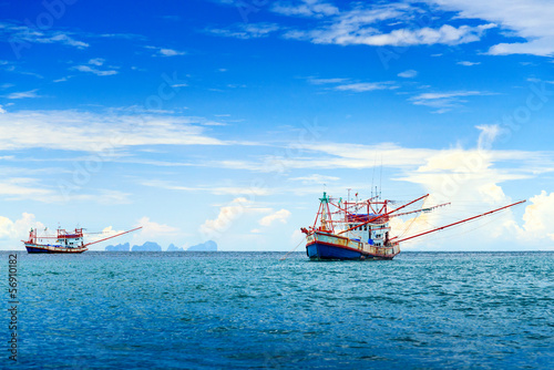 Board z aluminiowym obramowaniem Statek rybacki w andaman sea thailand
