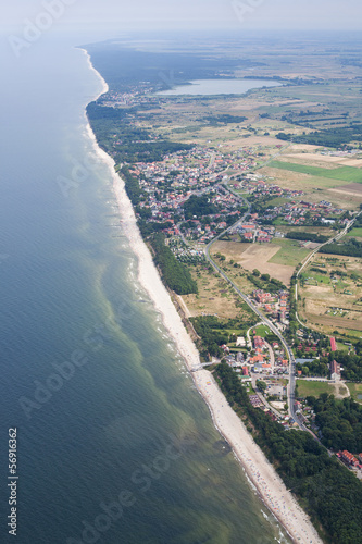 Board z aluminiowym obramowaniem Widok z lotu ptaka piaszczystej plaży Polski na Bałtyku
