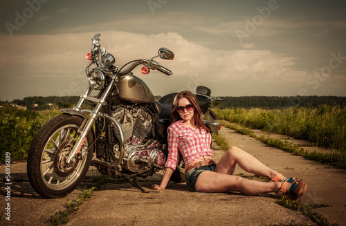 biker-dziewczyna-i-motocykl