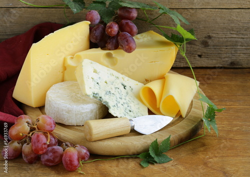 Fotoboard na płycie Sernik (maasdam, roquefort, camembert) i winogrona