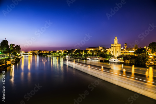 Board z aluminiowym obramowaniem Widok z? otej wie? y (torre del oro) Sewilli, andaluzja, hiszpania