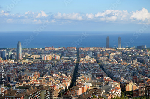 Board z aluminiowym obramowaniem Clarooscuros na ulicach Barcelony