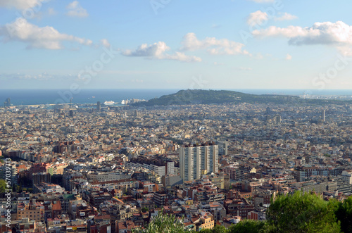 Board z aluminiowym obramowaniem Widok Barcelona z Montjuic wzgórzem w tle.