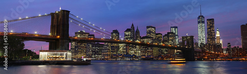 Obraz w ramie Brooklyn Bridge and Manhattan at sunset