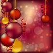 красные новогодние елочные шары на цветном фоне